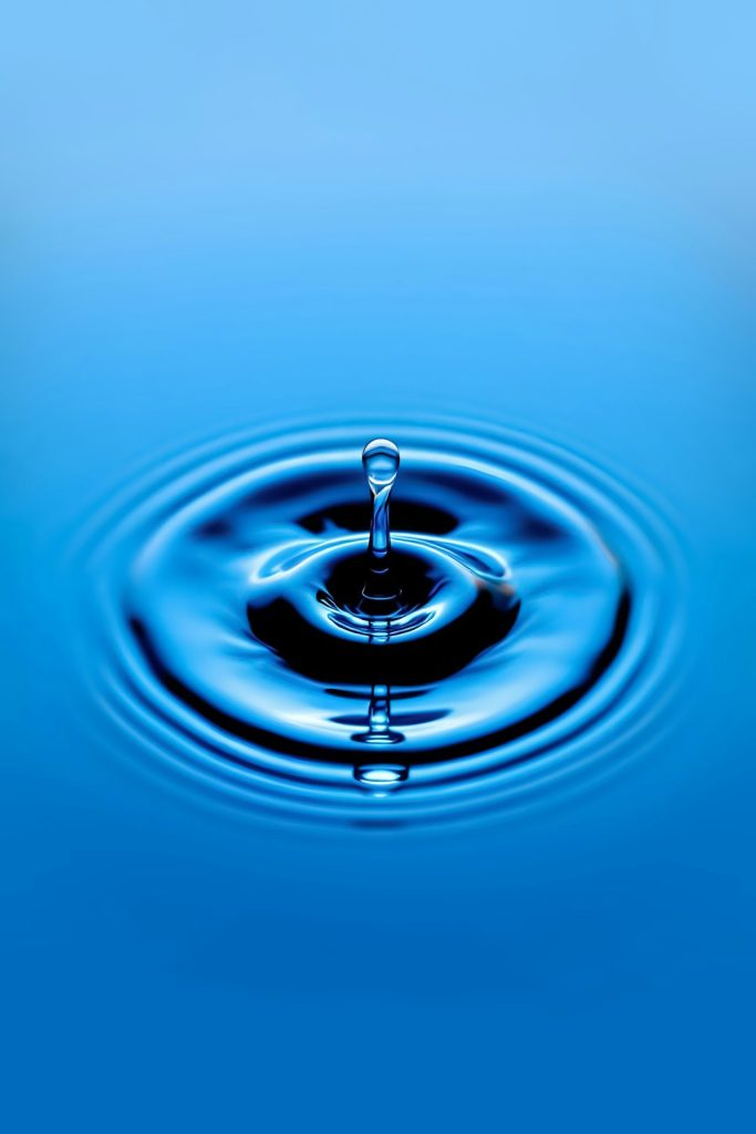 a-drop-of-water-that-is-in-the-water-pq8n5dfndao